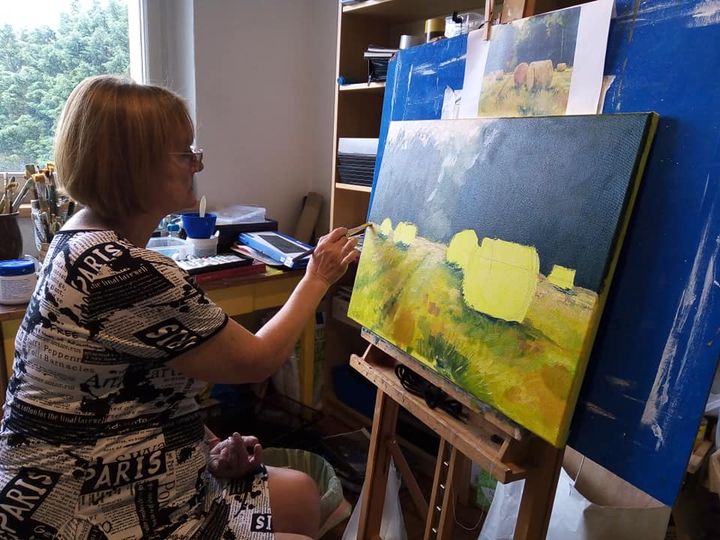 kurzistka N.Horáková maluje barevnou podmalbu